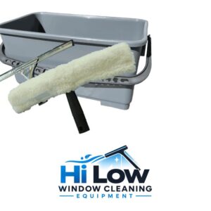 Ground-floor window cleaning kit: bucket, washer and squeegee